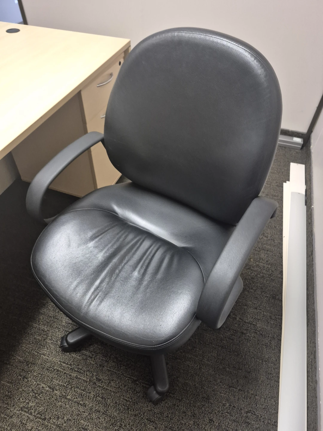 Black Mesh Office Chair - photo 2