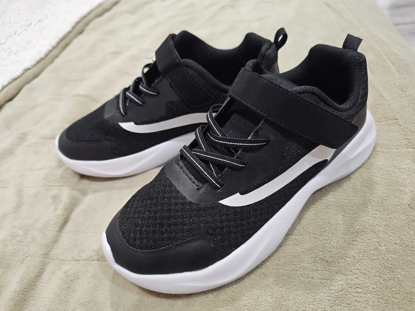 Athletic Works Kids Black Running Shoes Size 3