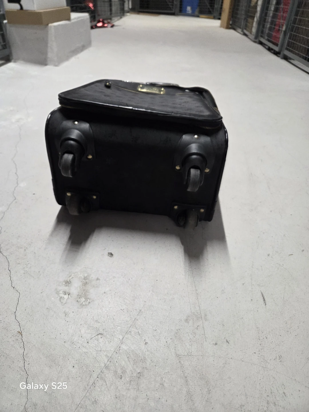 ORIFLAME SWEDEN Black Rolling Luggage - photo 5