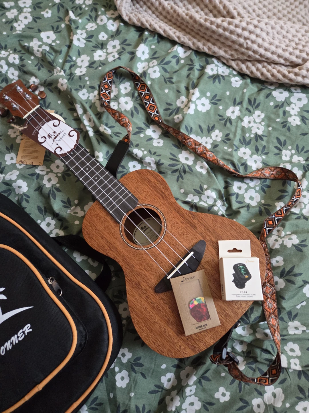 Donner Ukulele with Gig Bag, Tuner, Picks, and Strings - photo 5