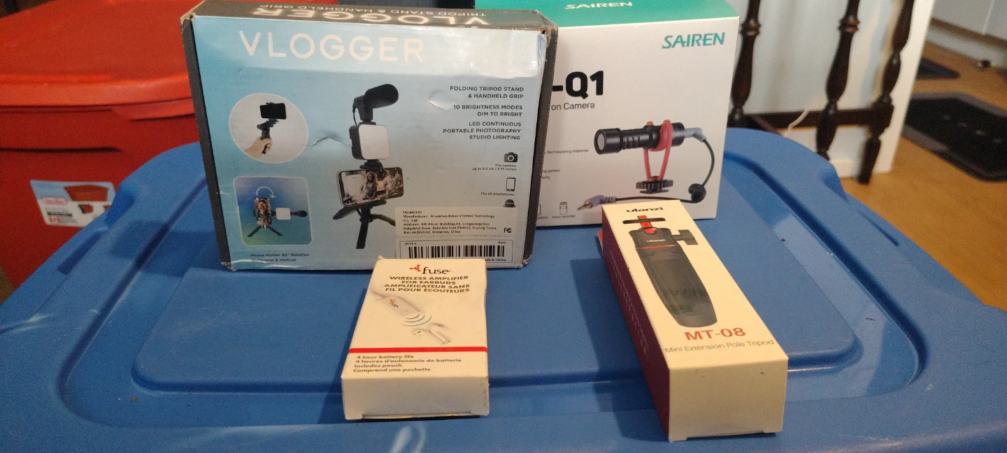 Vlogger Folding Tripod Stand & Handheld Grip andVM-Q1 Microphone