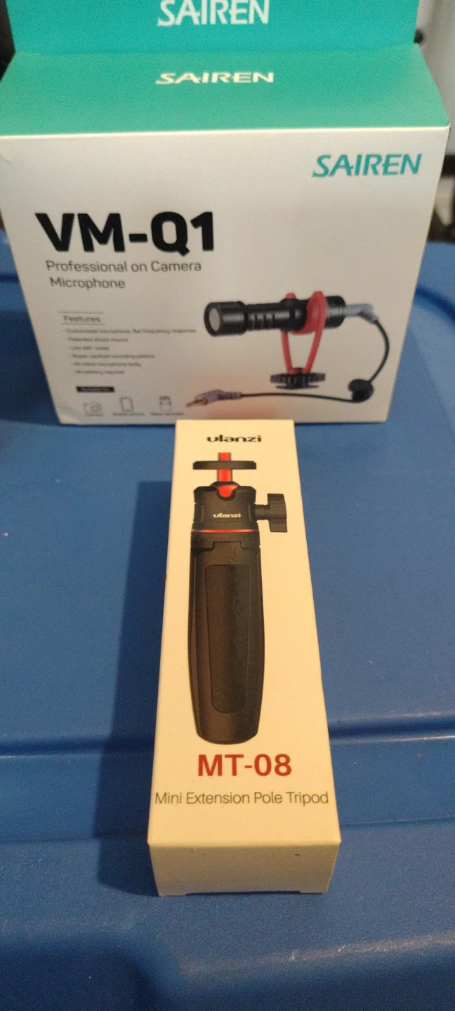 Vlogger Folding Tripod Stand & Handheld Grip andVM-Q1 Microphone - photo 3