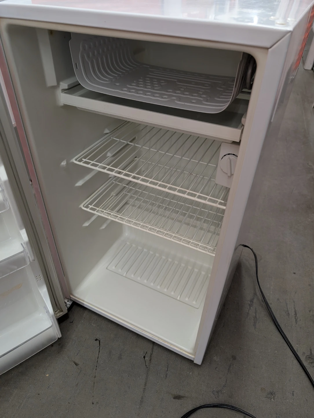 Sanyo White Mini Fridge - photo 5