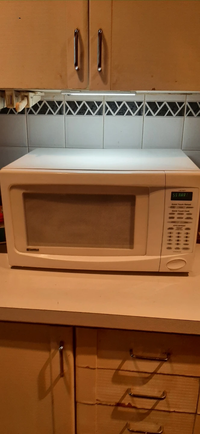 White Kenmore Countertop Microwave READ DESCRIPTION ON SIZE