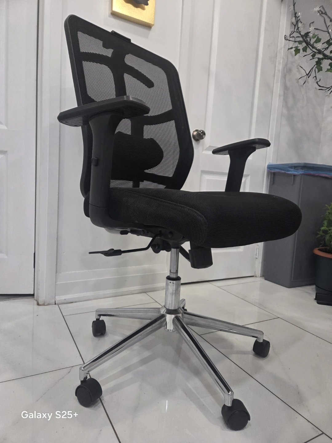 Black Mesh Office Chair - photo 2