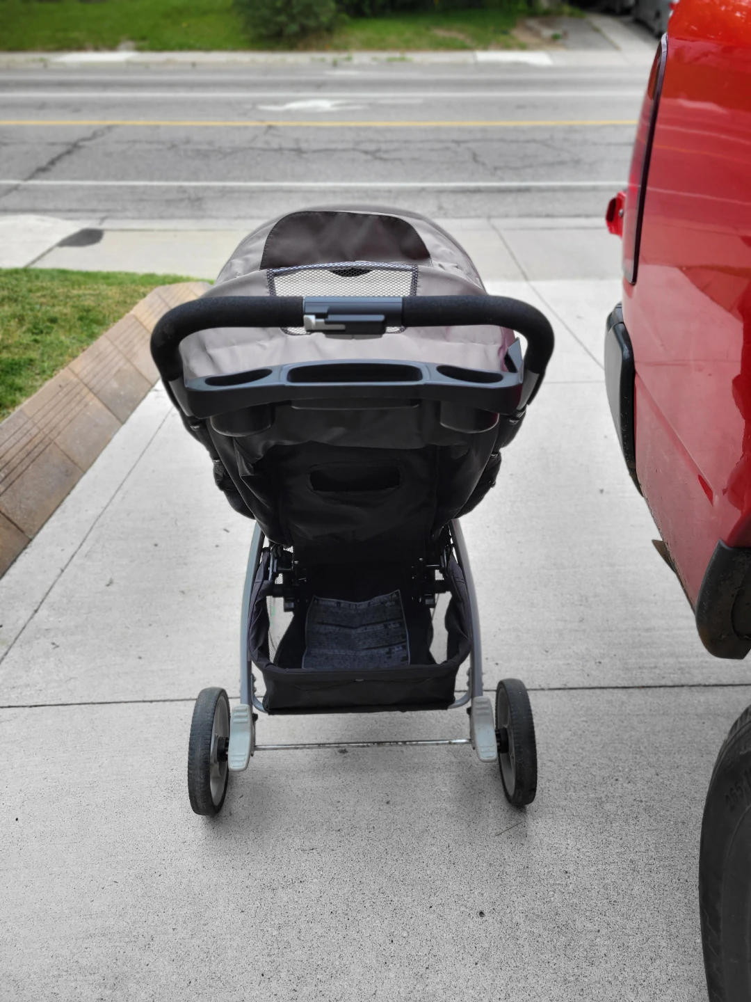 Graco 3 wheel folding Stroller - photo 2