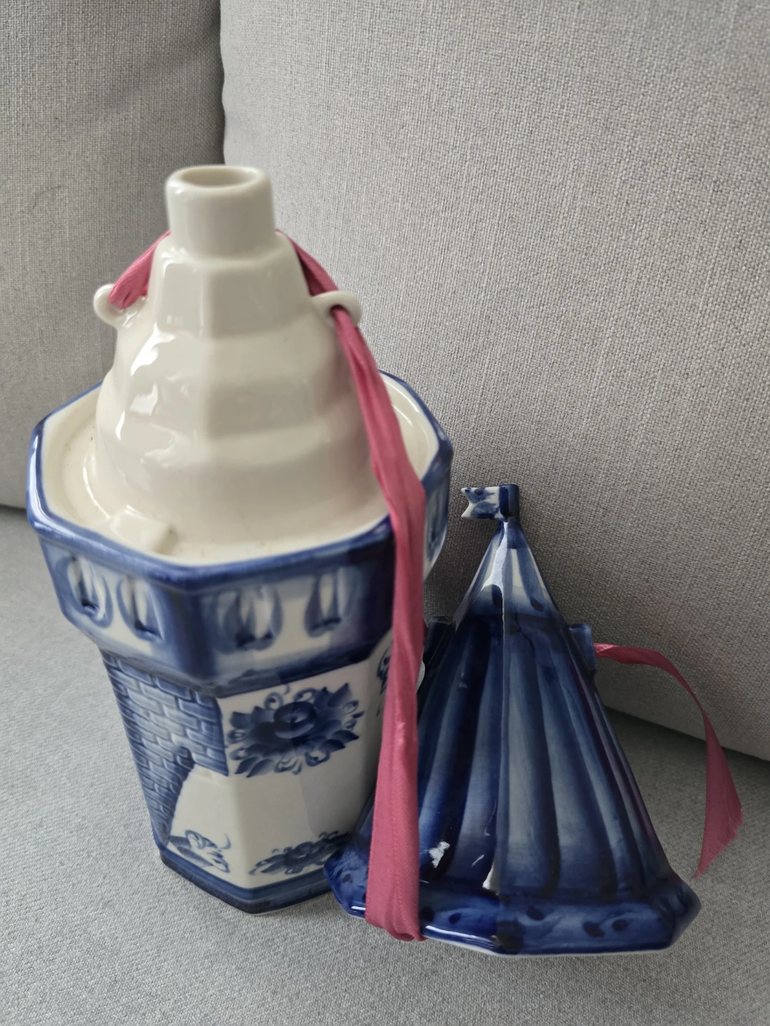Gzhel Porcelain bottle - Kremlin Tower Design - photo 2