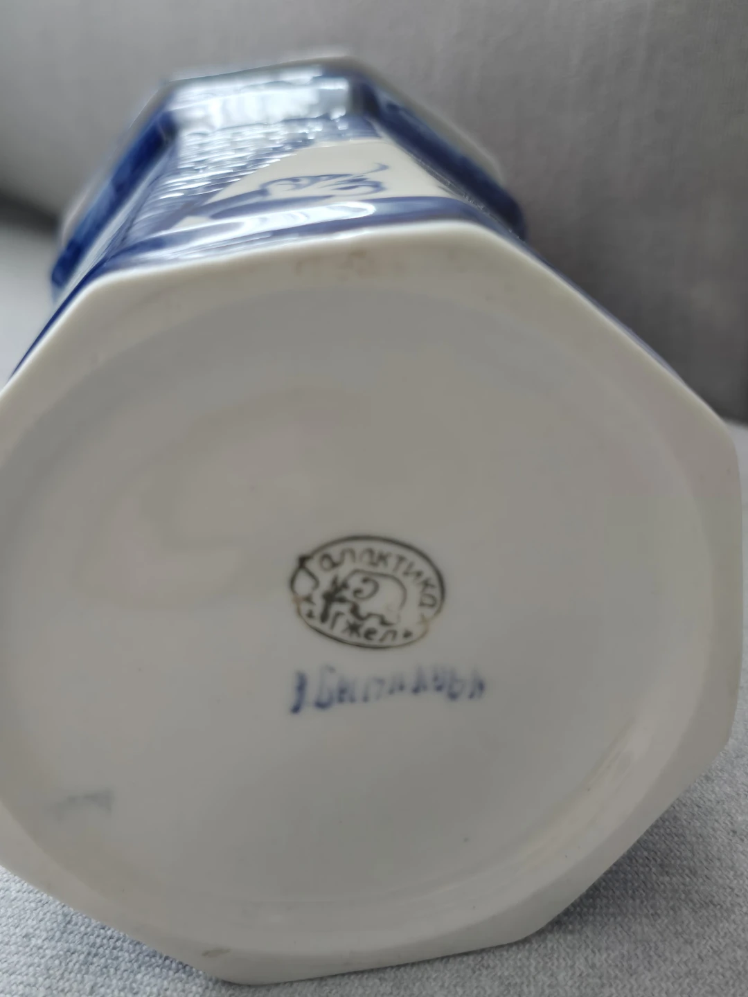 Gzhel Porcelain bottle - Kremlin Tower Design - photo 3