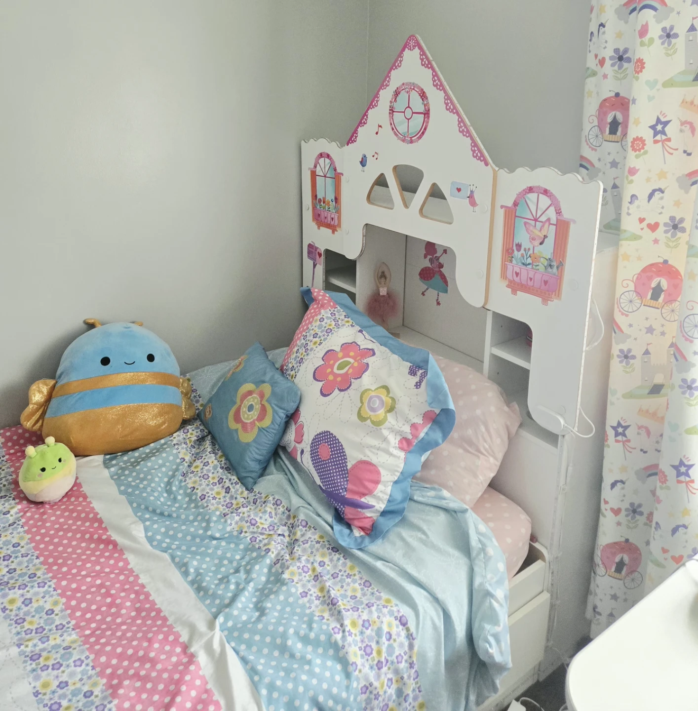 Twin bed with matress, cover, bump, bedding set and plush toys - photo 2