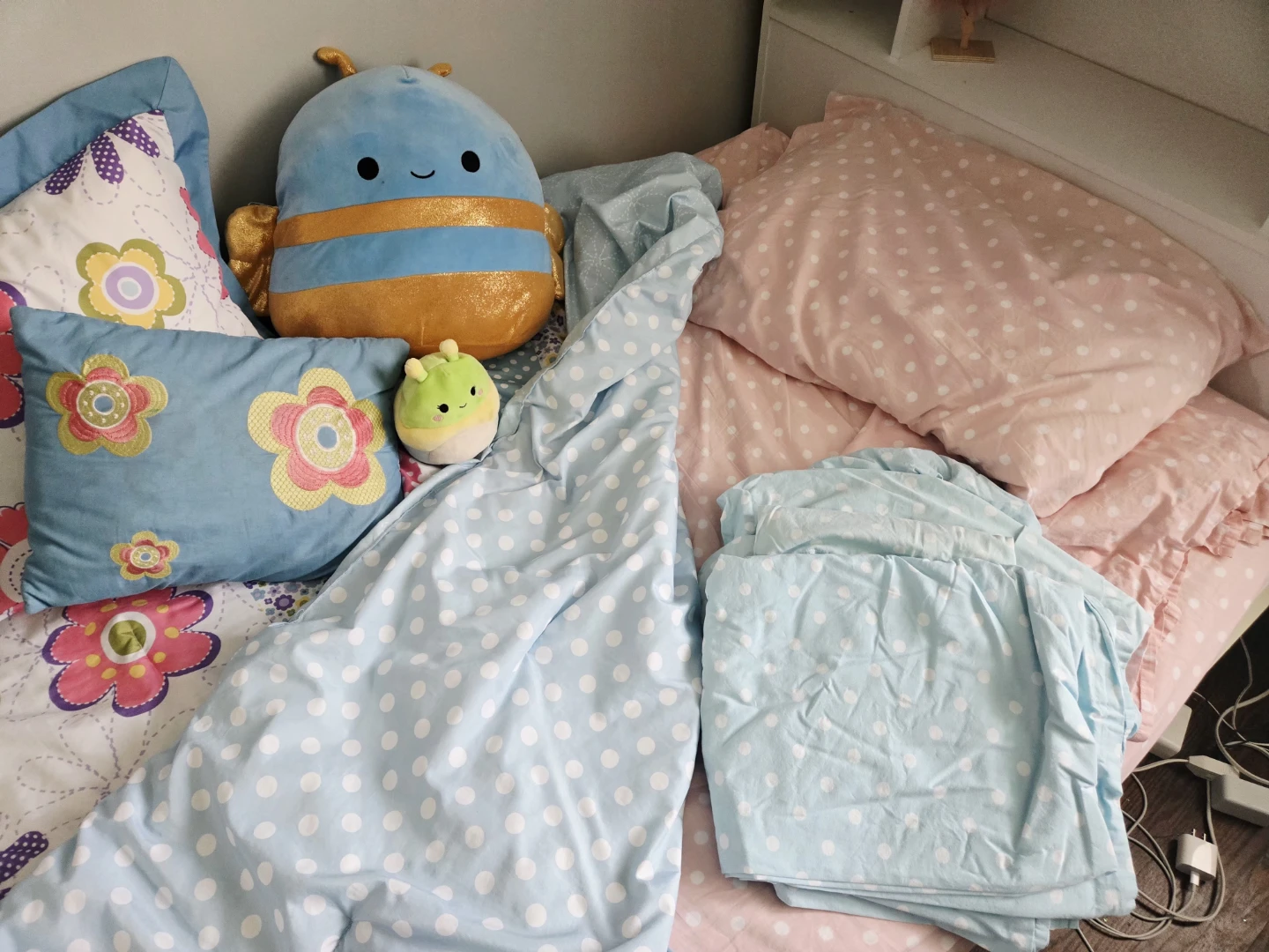 Twin bed with matress, cover, bump, bedding set and plush toys - photo 3