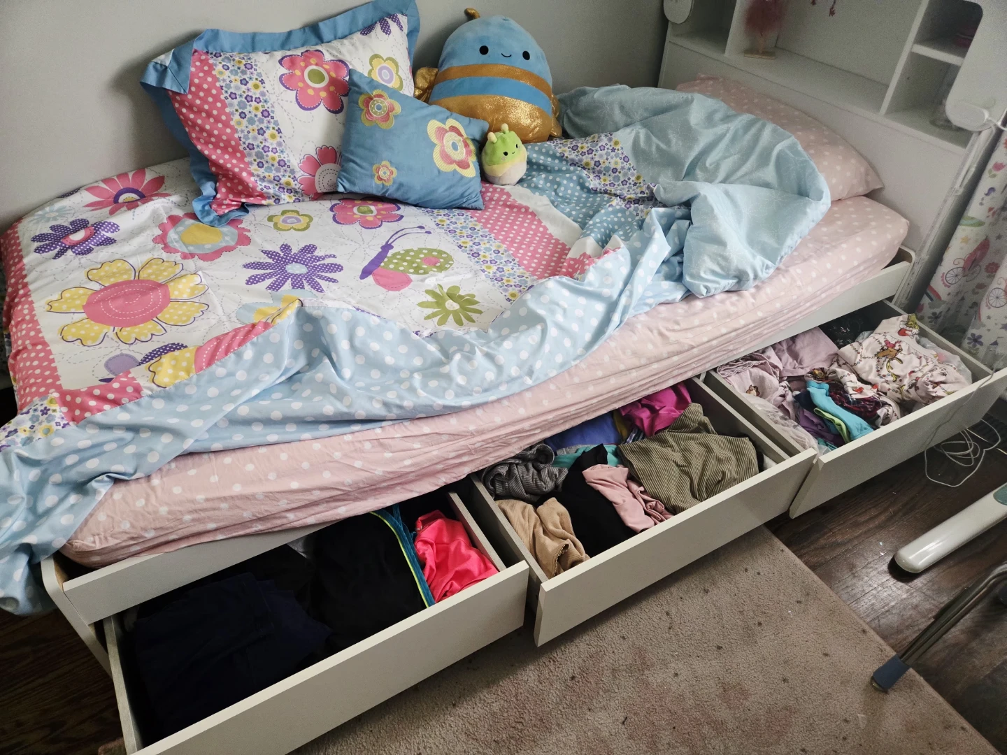 Twin bed with matress, cover, bump, bedding set and plush toys - photo 5