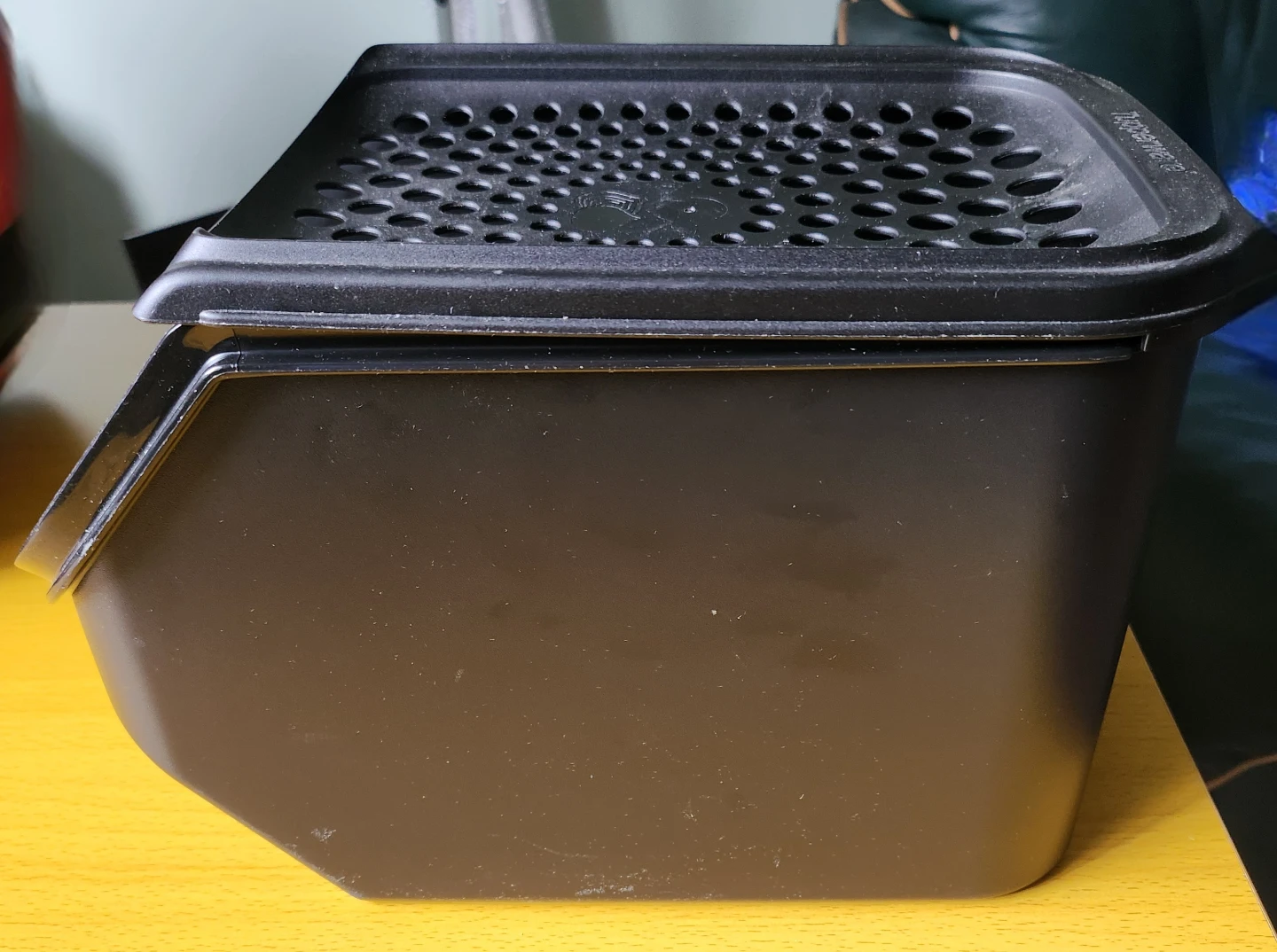 Tupperware Container w/ Vented Lid - photo 3