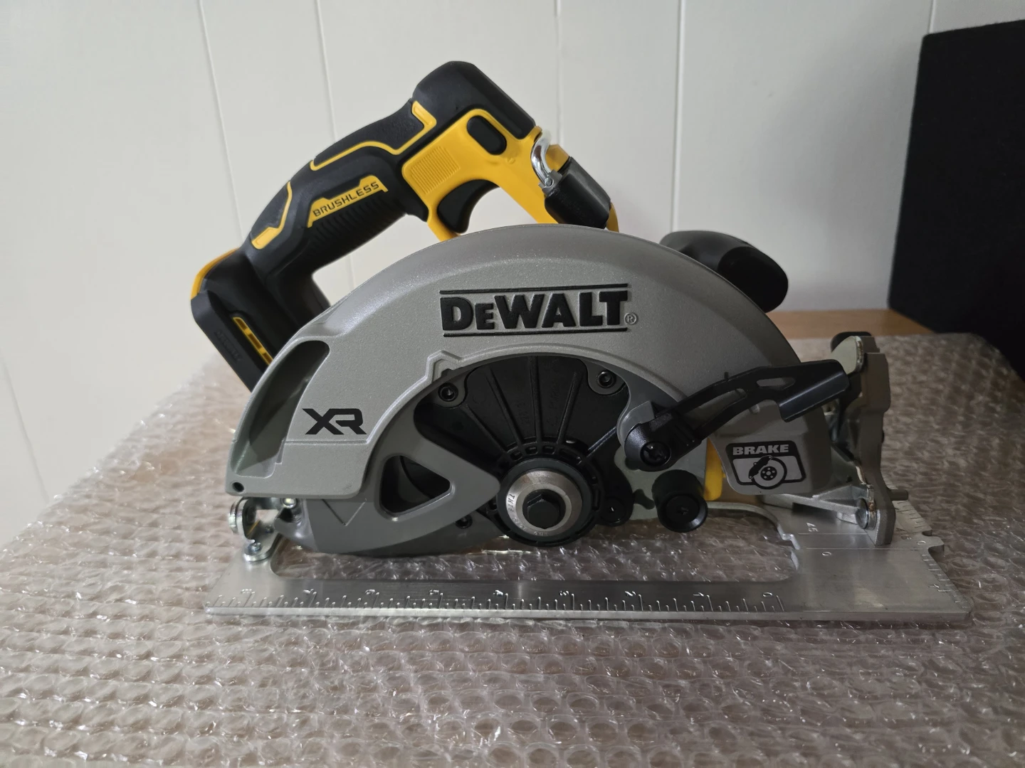DEWALT 20-Volt MAX 7-1/4 in. Cordless Circular Saw