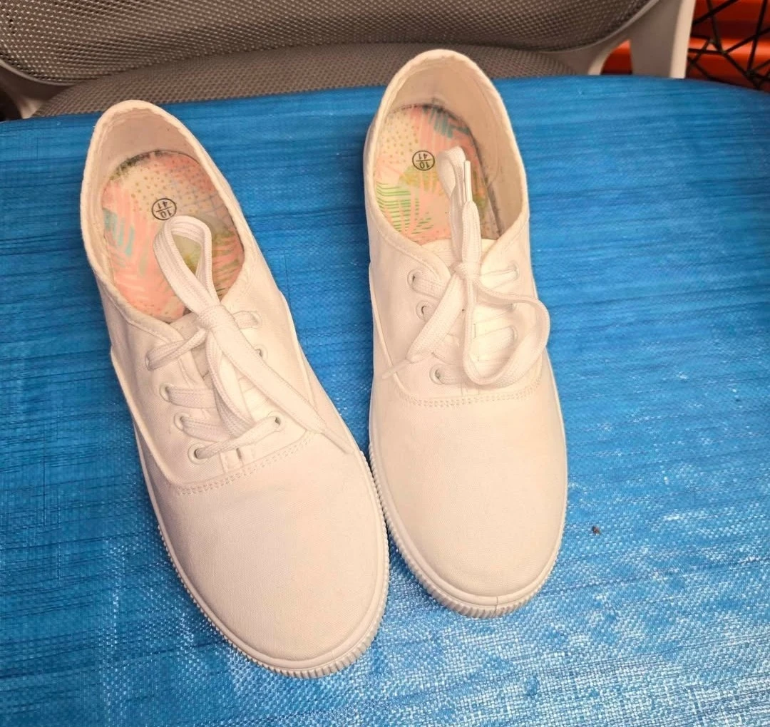 👟 Women’s Size 10 White Canvas Sneakers - Super Clean