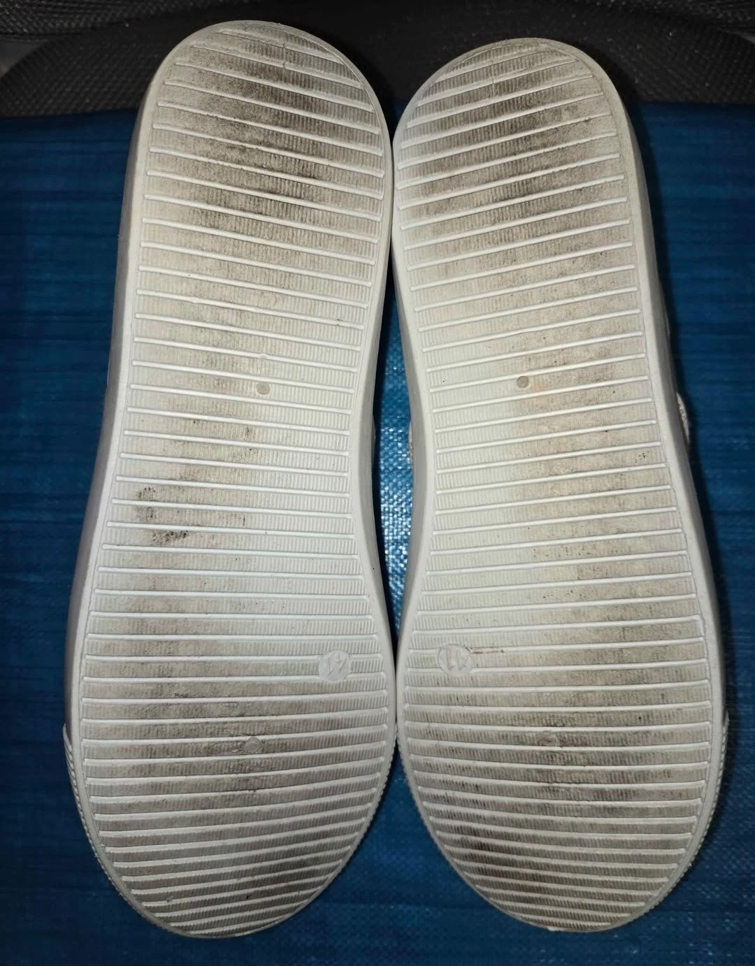 👟 Women’s Size 10 White Canvas Sneakers - Super Clean - photo 4