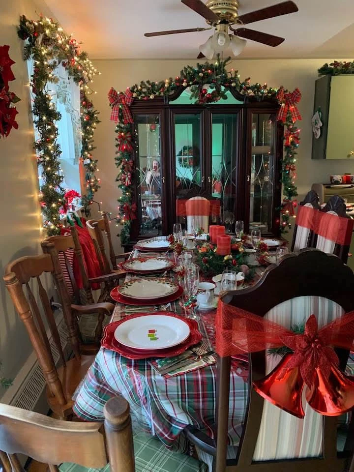 Dining Room Hutch and Table Set - photo 4