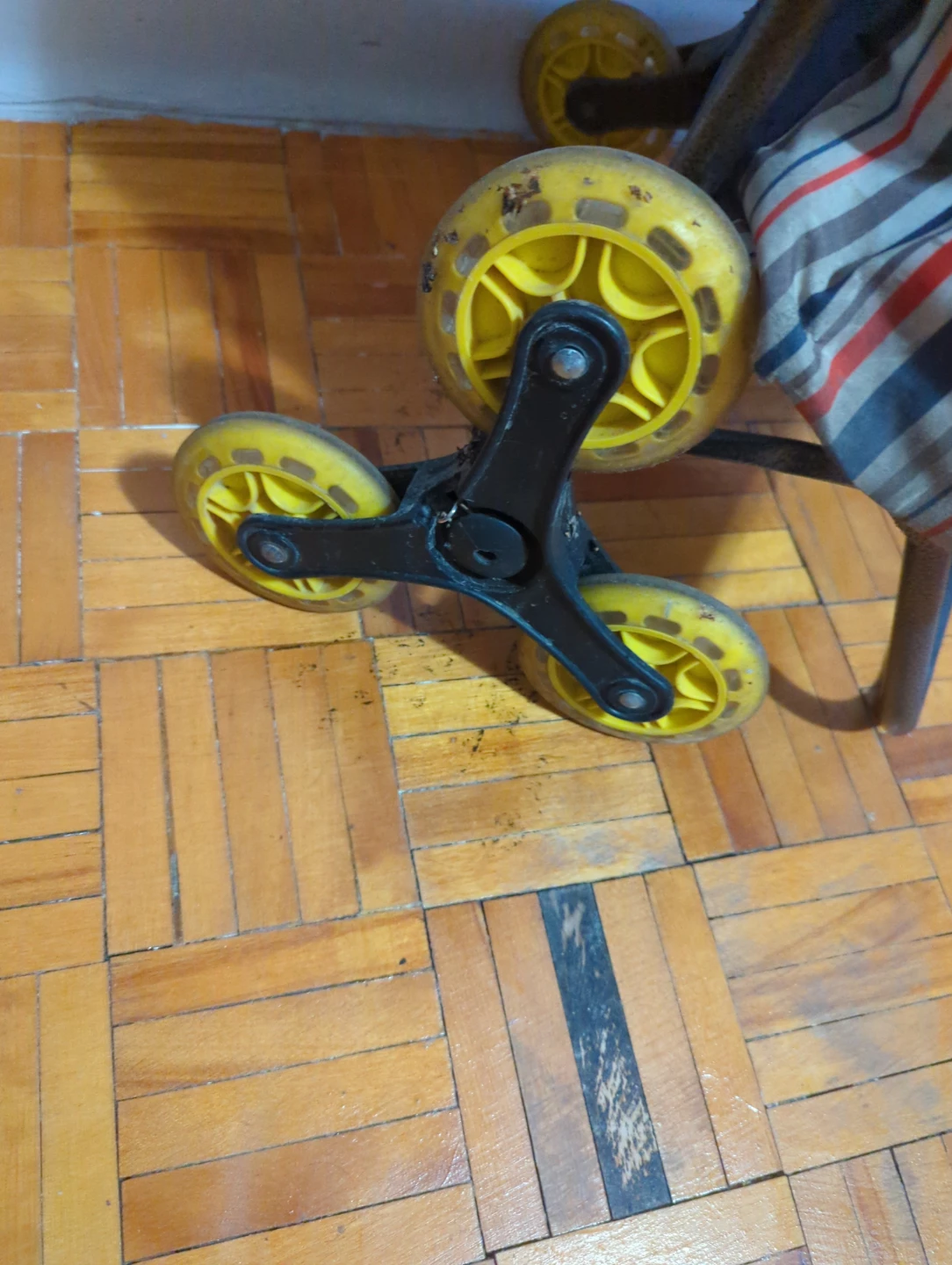 Shopping Cart with 6 Wheels - photo 2