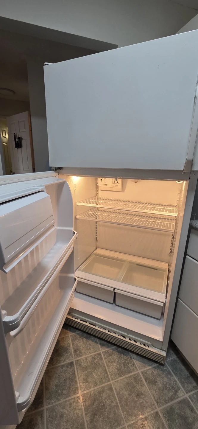 White Top Freezer Refrigerator GE - photo 2