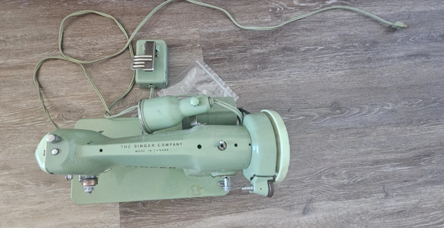 #Singer Sewing Machine - photo 2