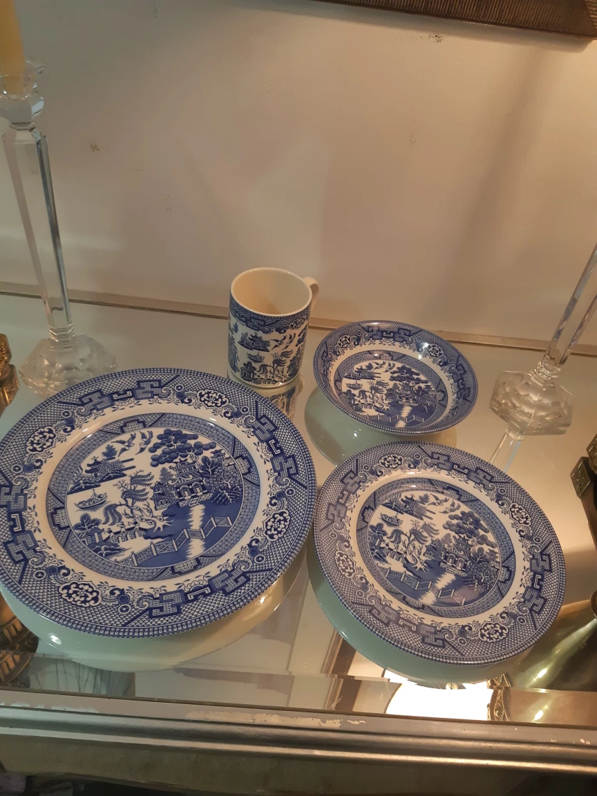 Blue Willow Pattern 4 pieces Set