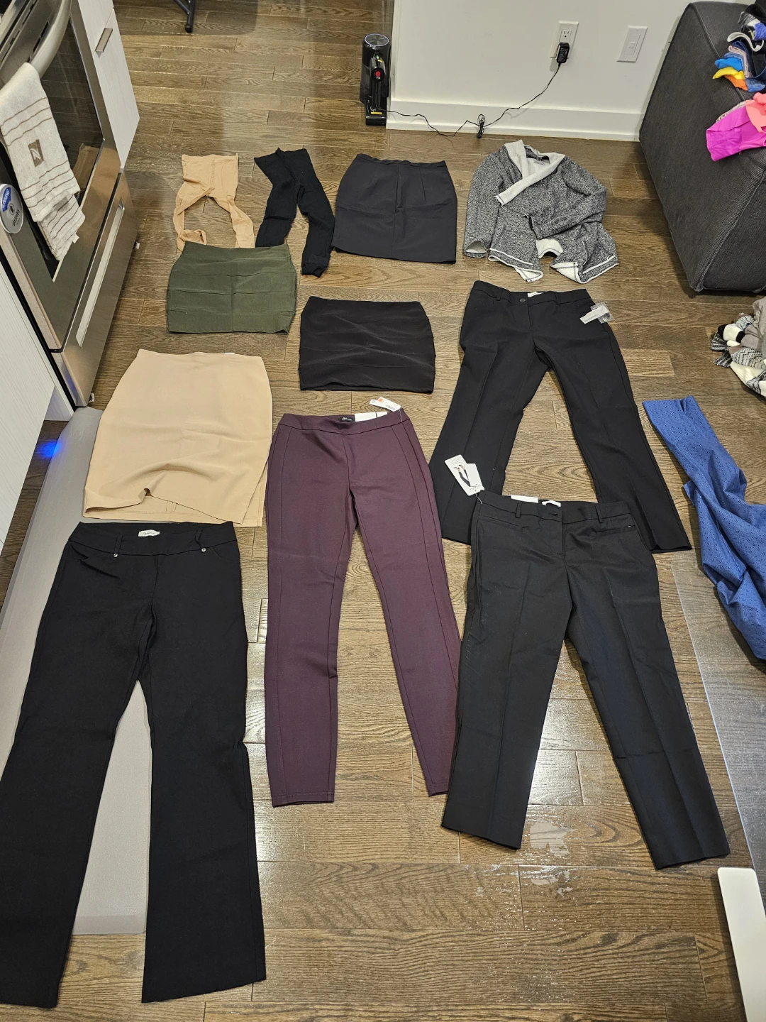 Lot of women's clothing -  over 300 items+ - moving sale! - photo 3