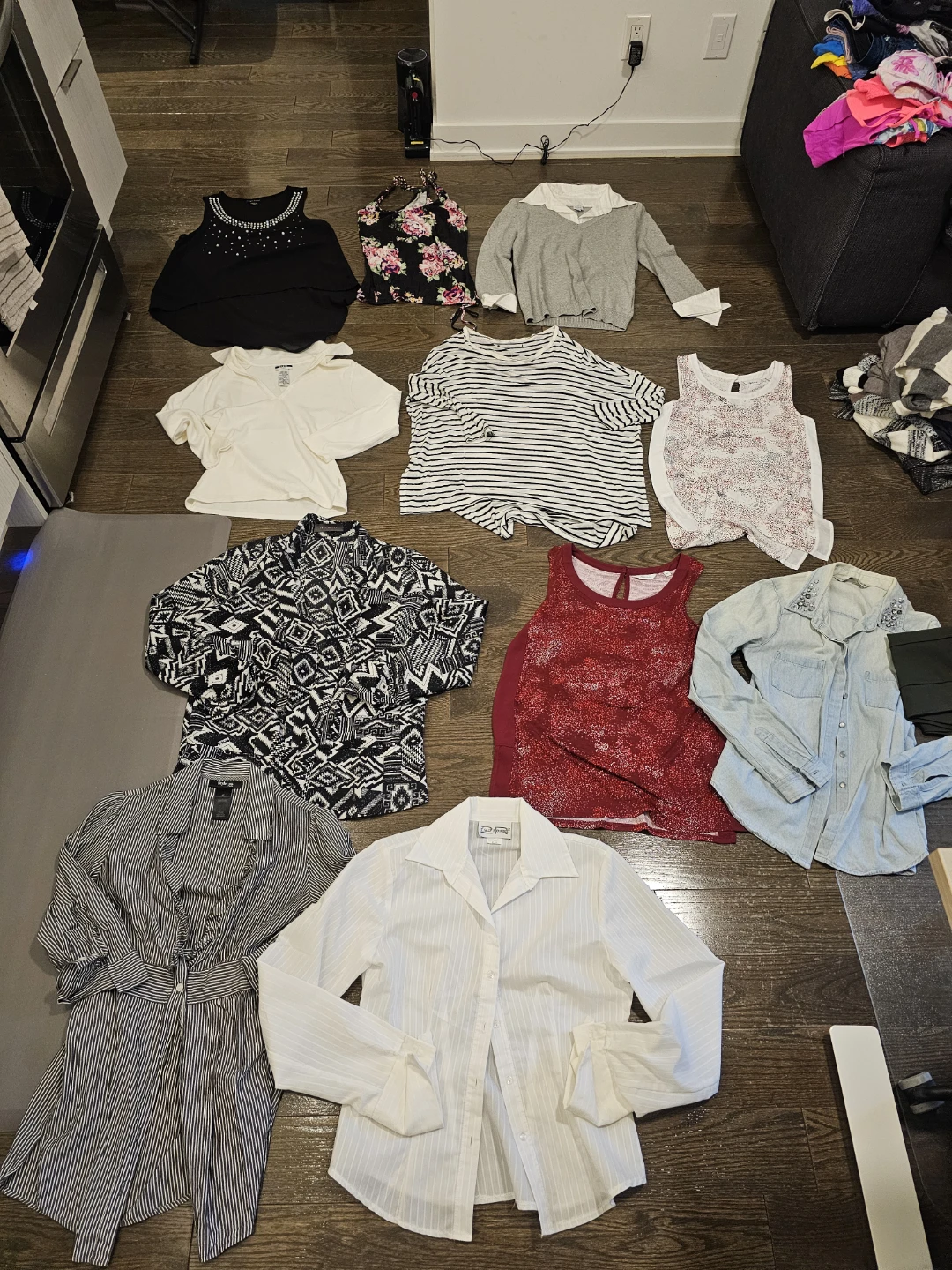 Lot of women's clothing -  over 300 items+ - moving sale! - photo 4