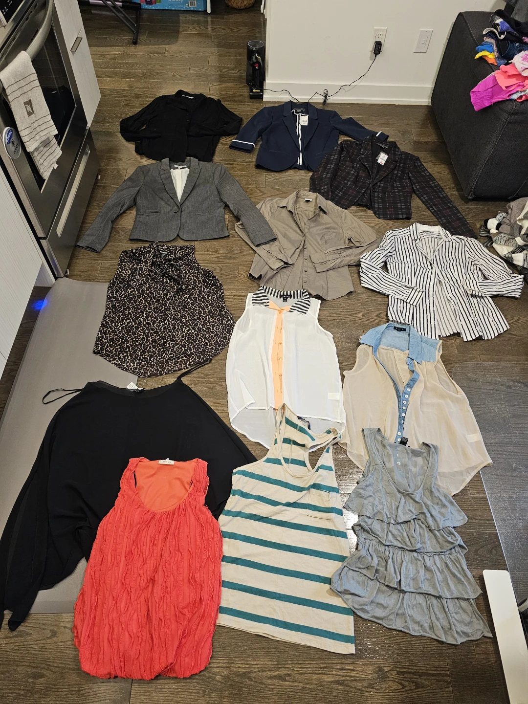 Lot of women's clothing -  over 300 items+ - moving sale! - photo 5