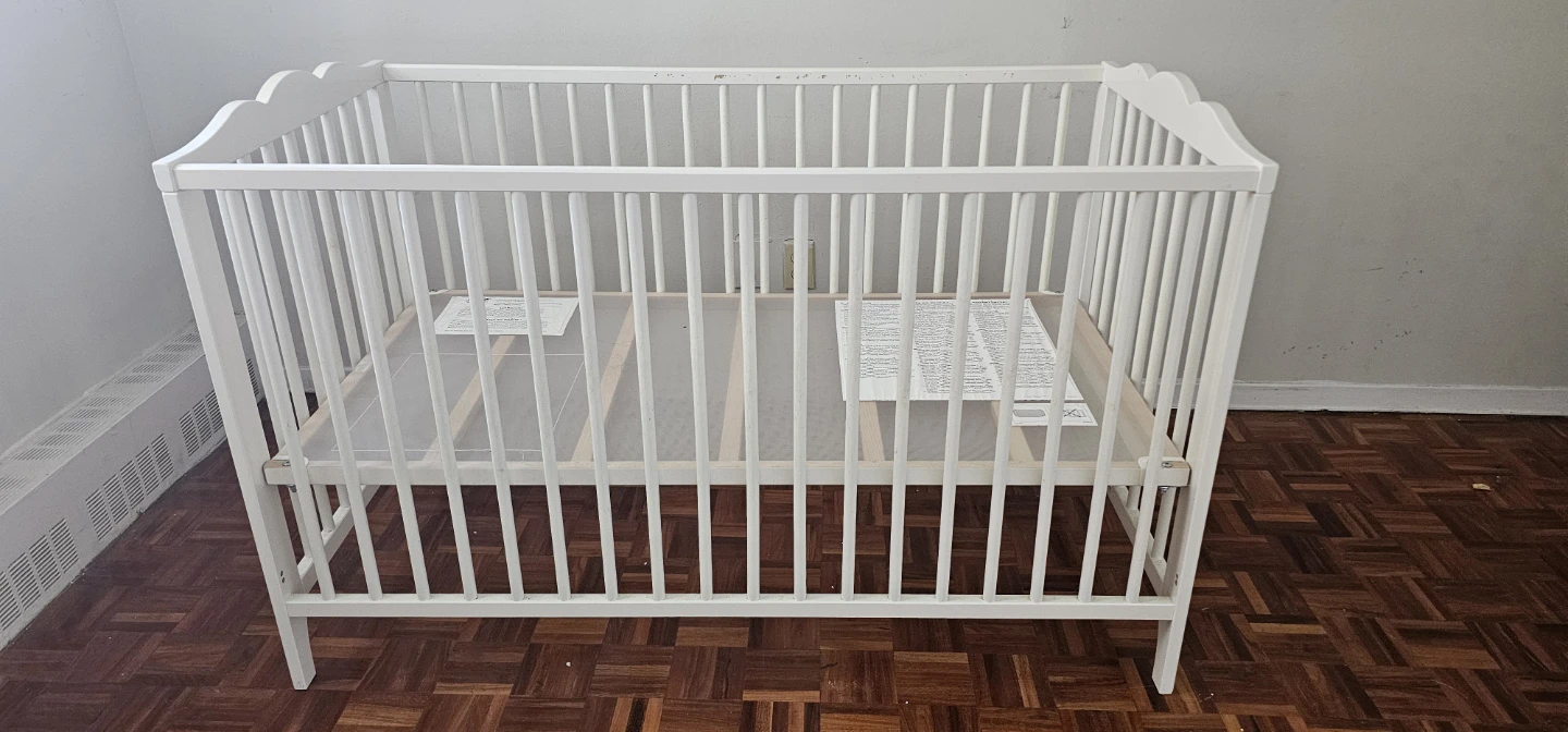 White baby crib - photo 3