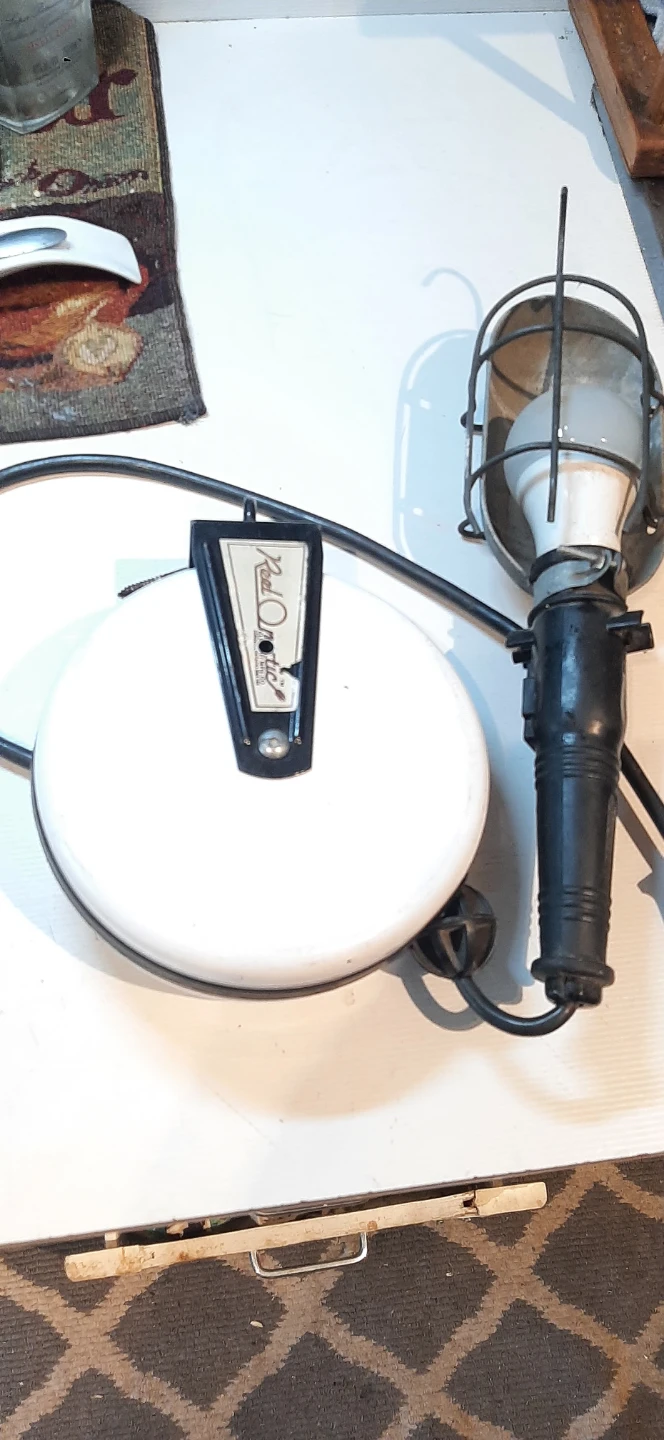 Reel-O-Matic Retractable Trouble Light