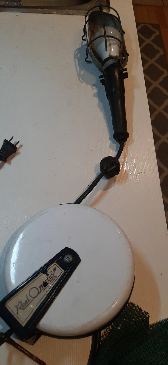 Reel-O-Matic Retractable Trouble Light - photo 2