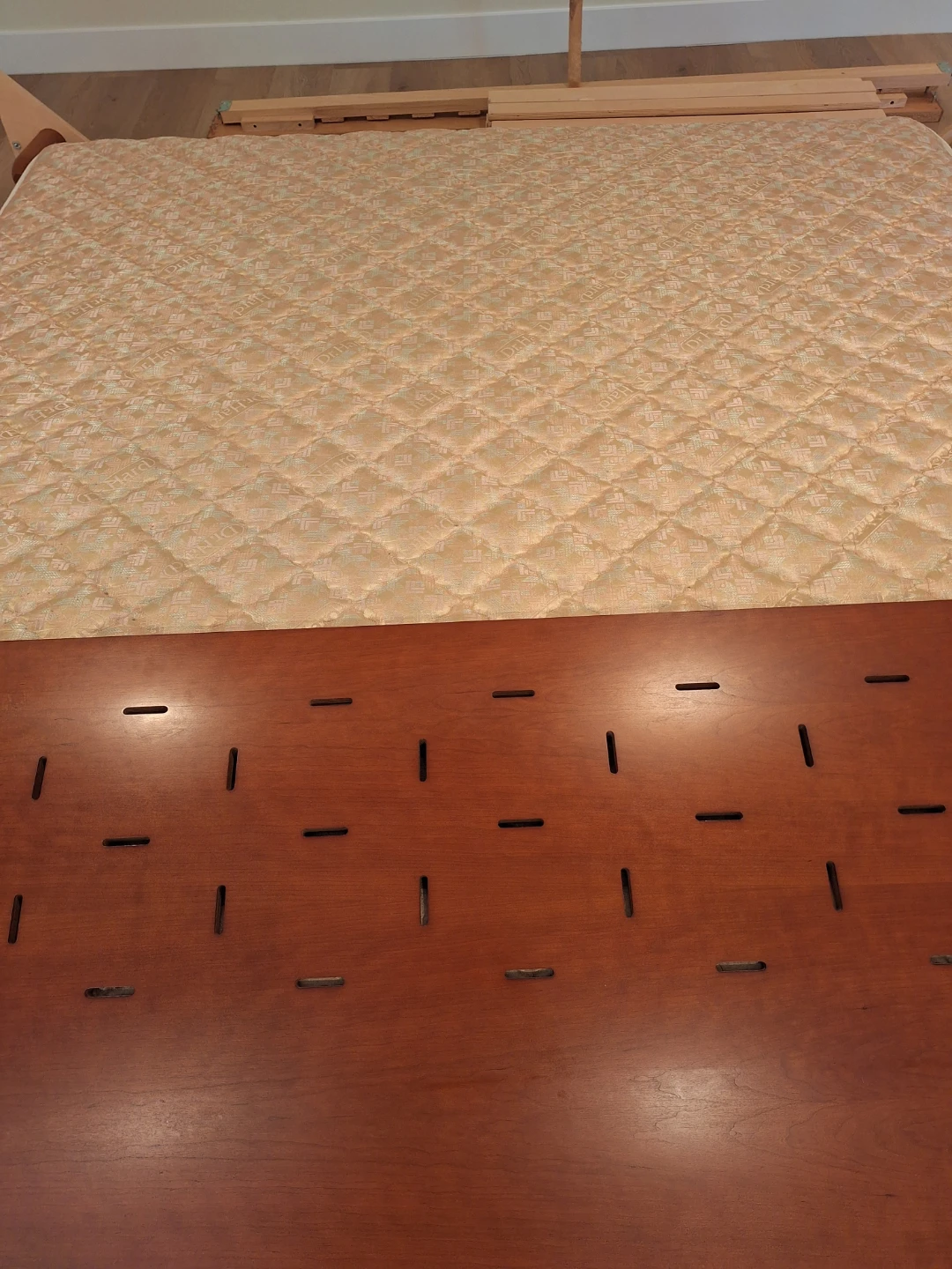 🆓️ SIMMONS Beautyrest "The Do Not Disturb"Mattress and Bedframe. - photo 2