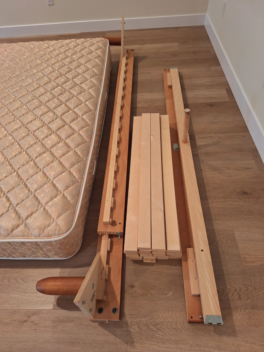 🆓️ SIMMONS Beautyrest "The Do Not Disturb"Mattress and Bedframe. - photo 4