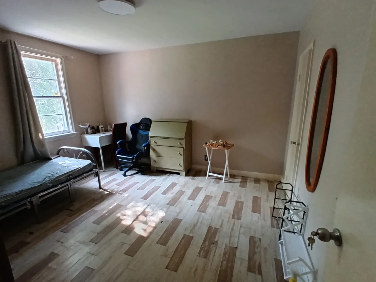 Large Private Room For Rent - photo 2
