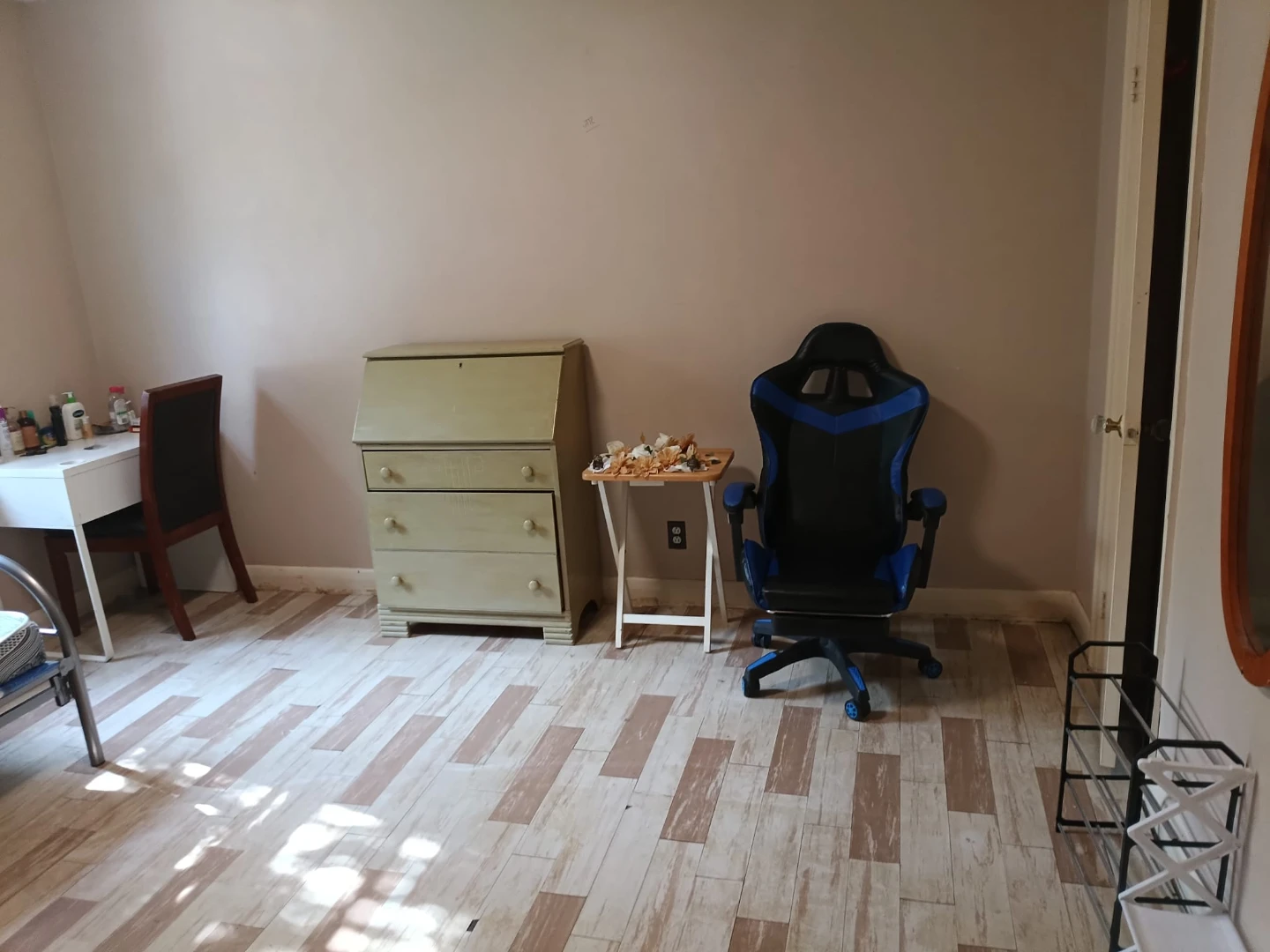 Large Private Room For Rent - photo 4