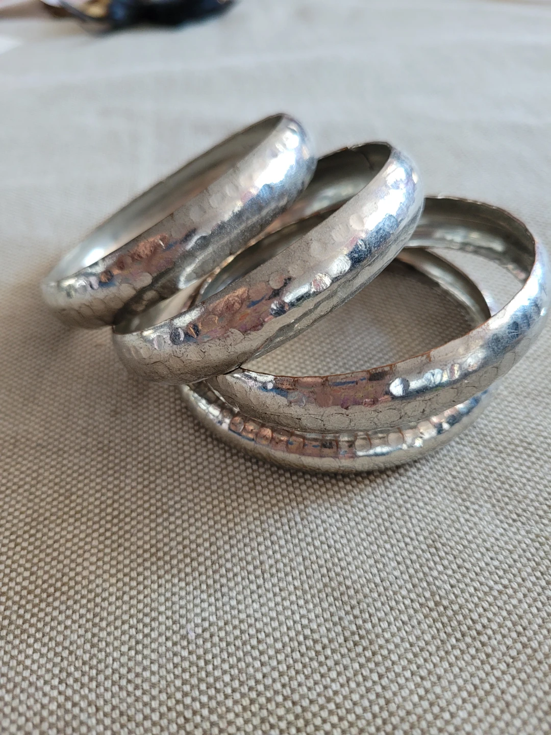 Set of 4 hammered silver-tone bangles - photo 2