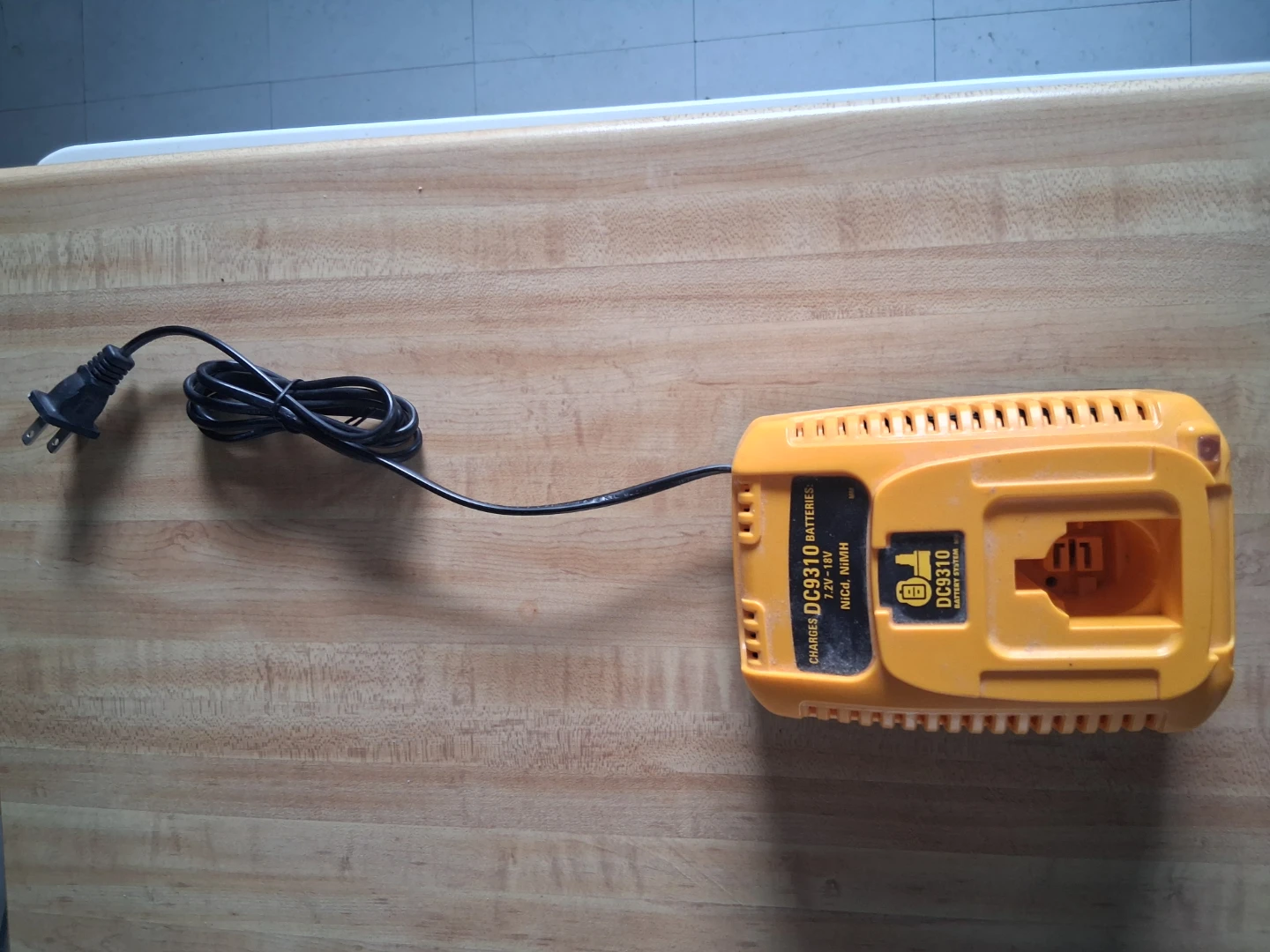 DEWALT DC9310 Battery Charger