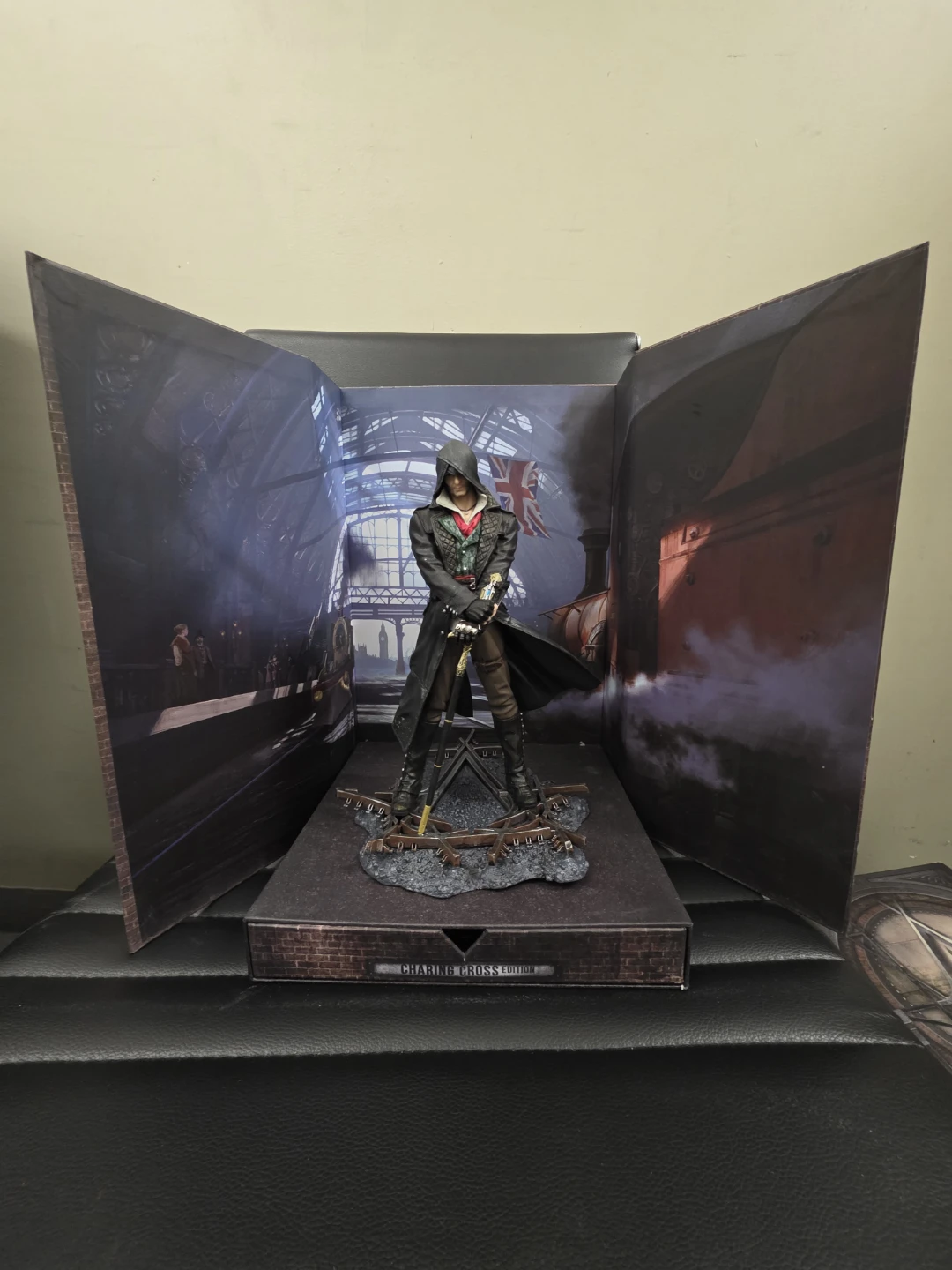 Assassin's Creed Syndicate Charing Cross Edition Statue - photo 4