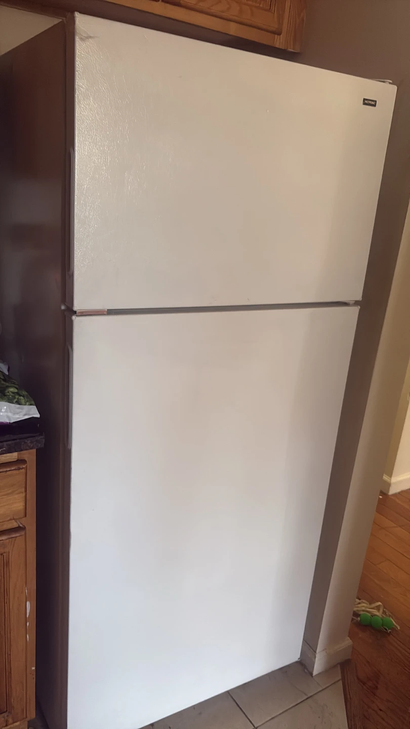 Hotpoint 28in wide apartment Freezer Refrigerator