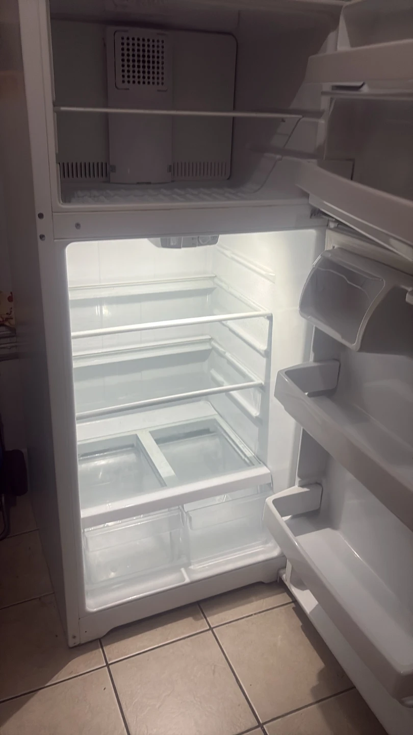 Hotpoint 28in wide apartment Freezer Refrigerator - photo 2