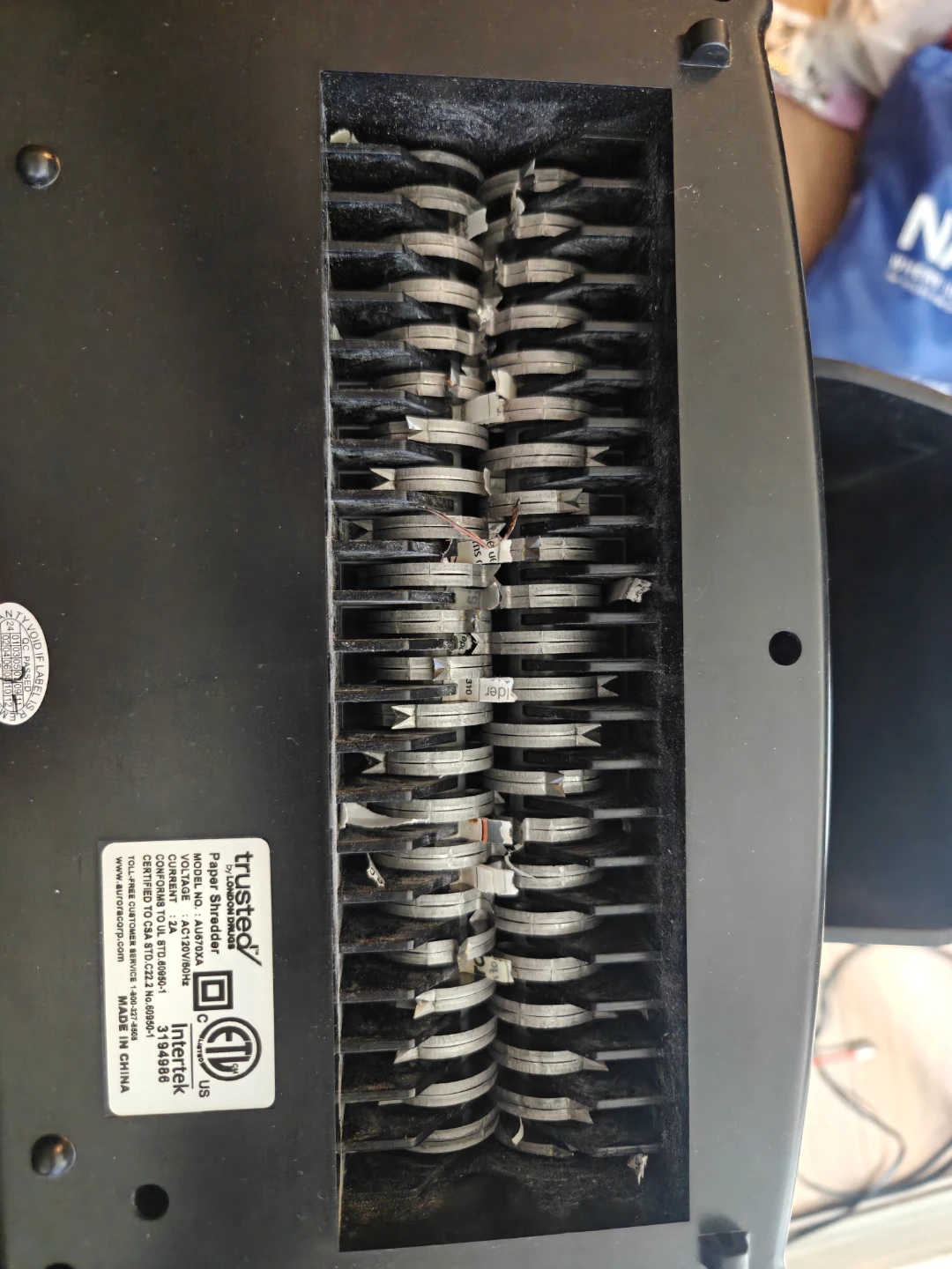 Trusted by London Drugs AU670XA Paper Shredder - photo 2