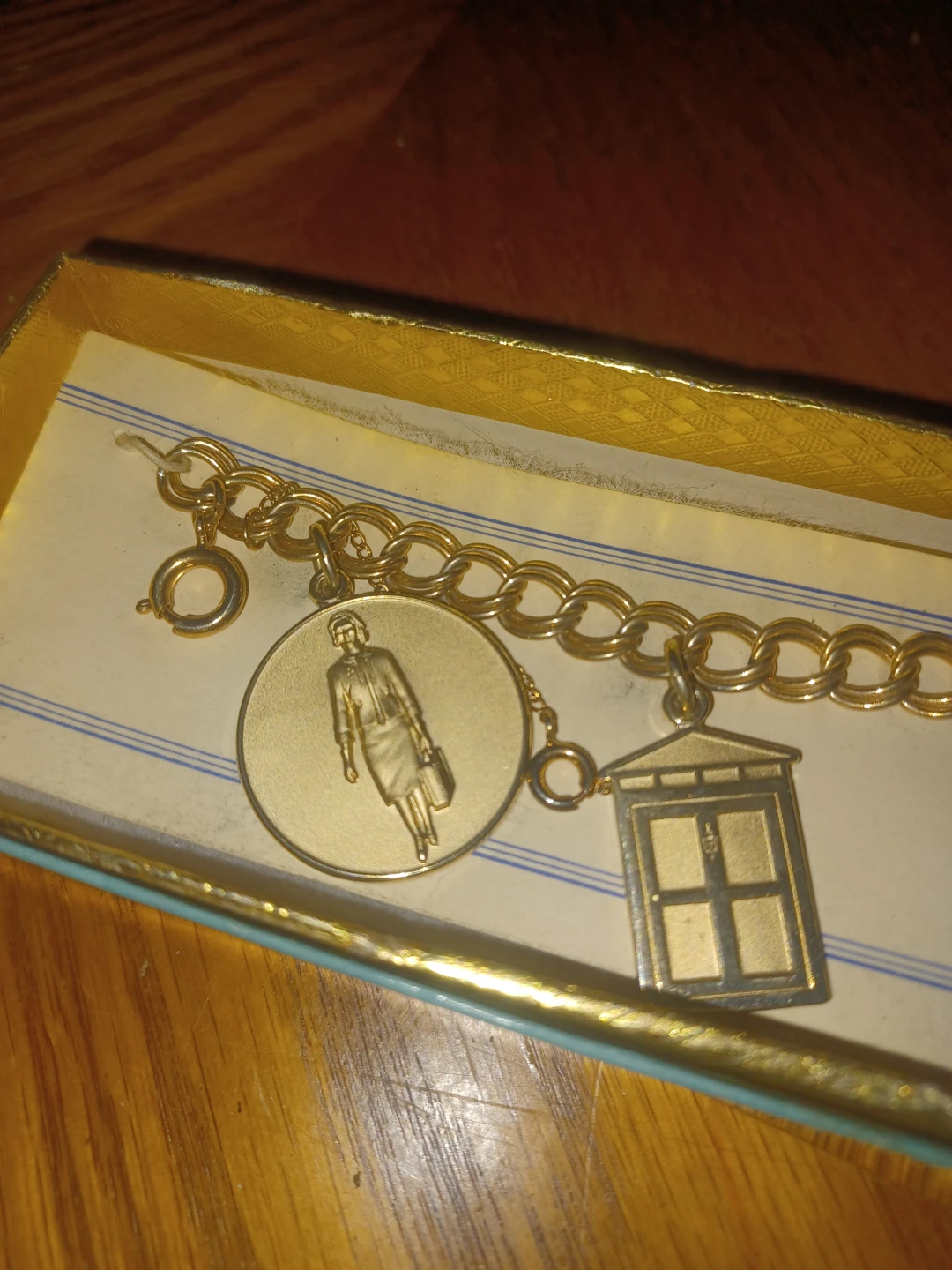 Avon Gold-tone Charm Bracelet 1965 presidents award - photo 2