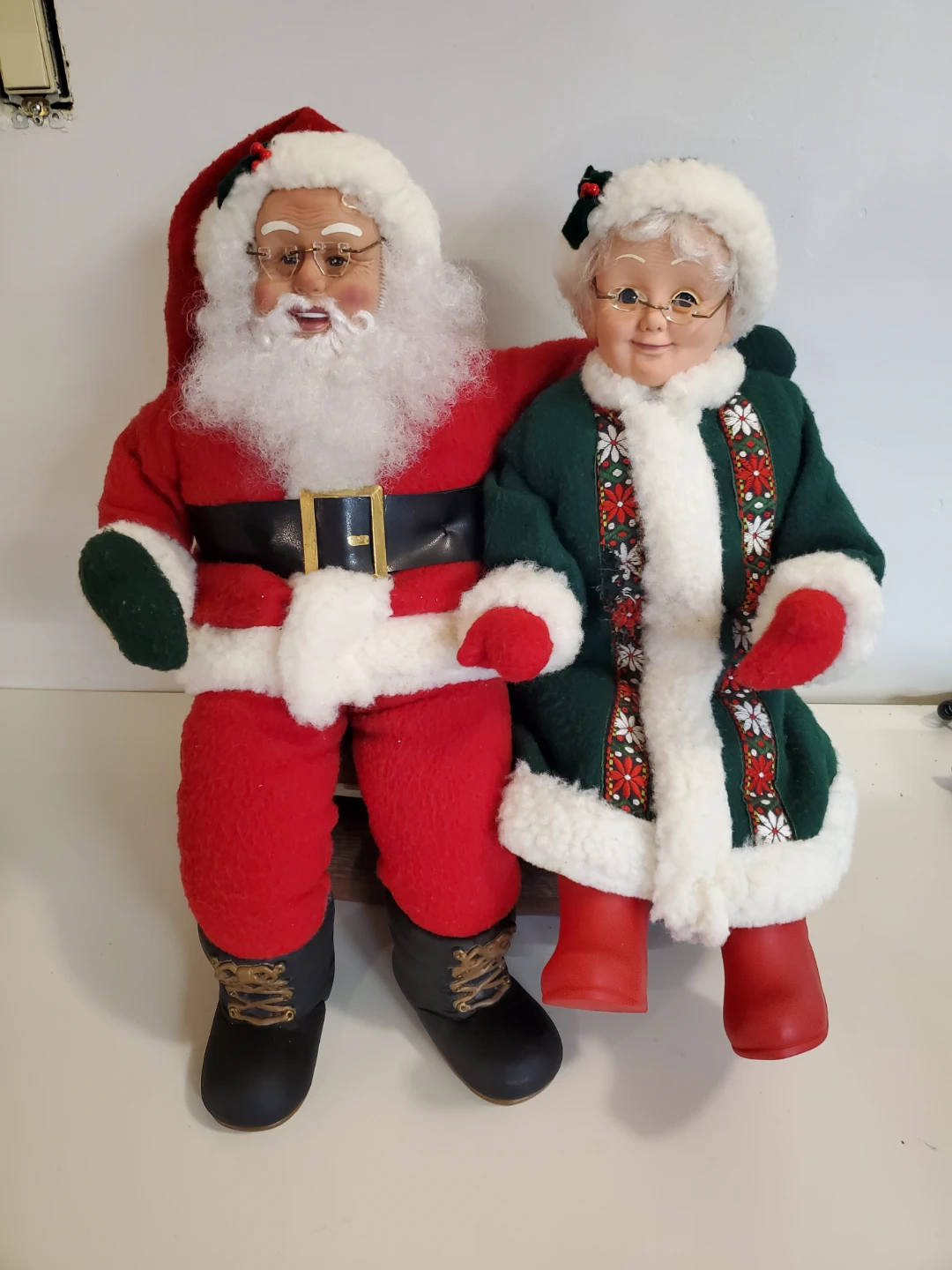 Holiday Creations Mr & Mrs Claus on Log Bench – Motionette