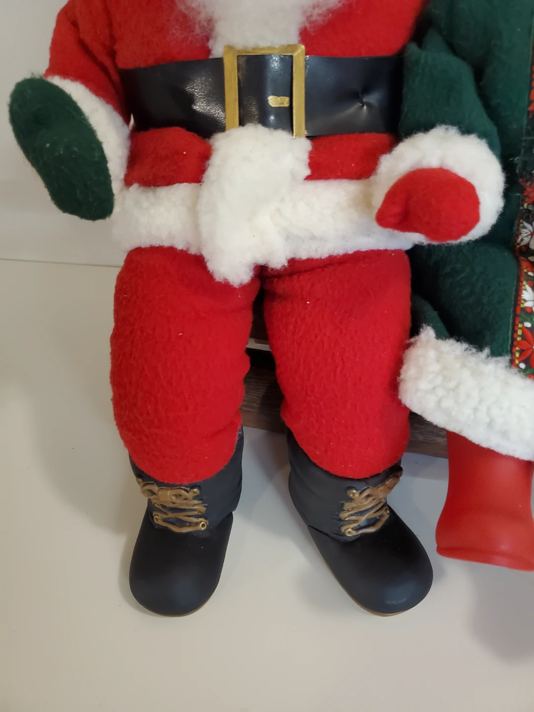 Holiday Creations Mr & Mrs Claus on Log Bench – Motionette - photo 4