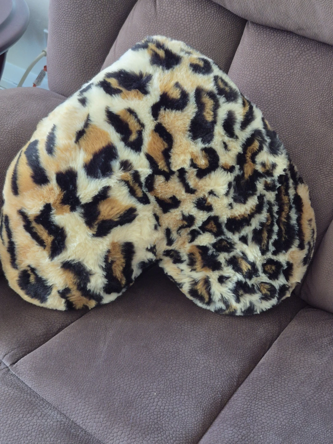 Heart-shaped faux fur throw pillow - photo 2