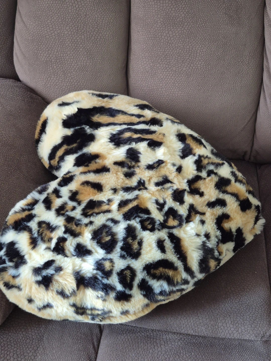 Heart-shaped faux fur throw pillow - photo 3
