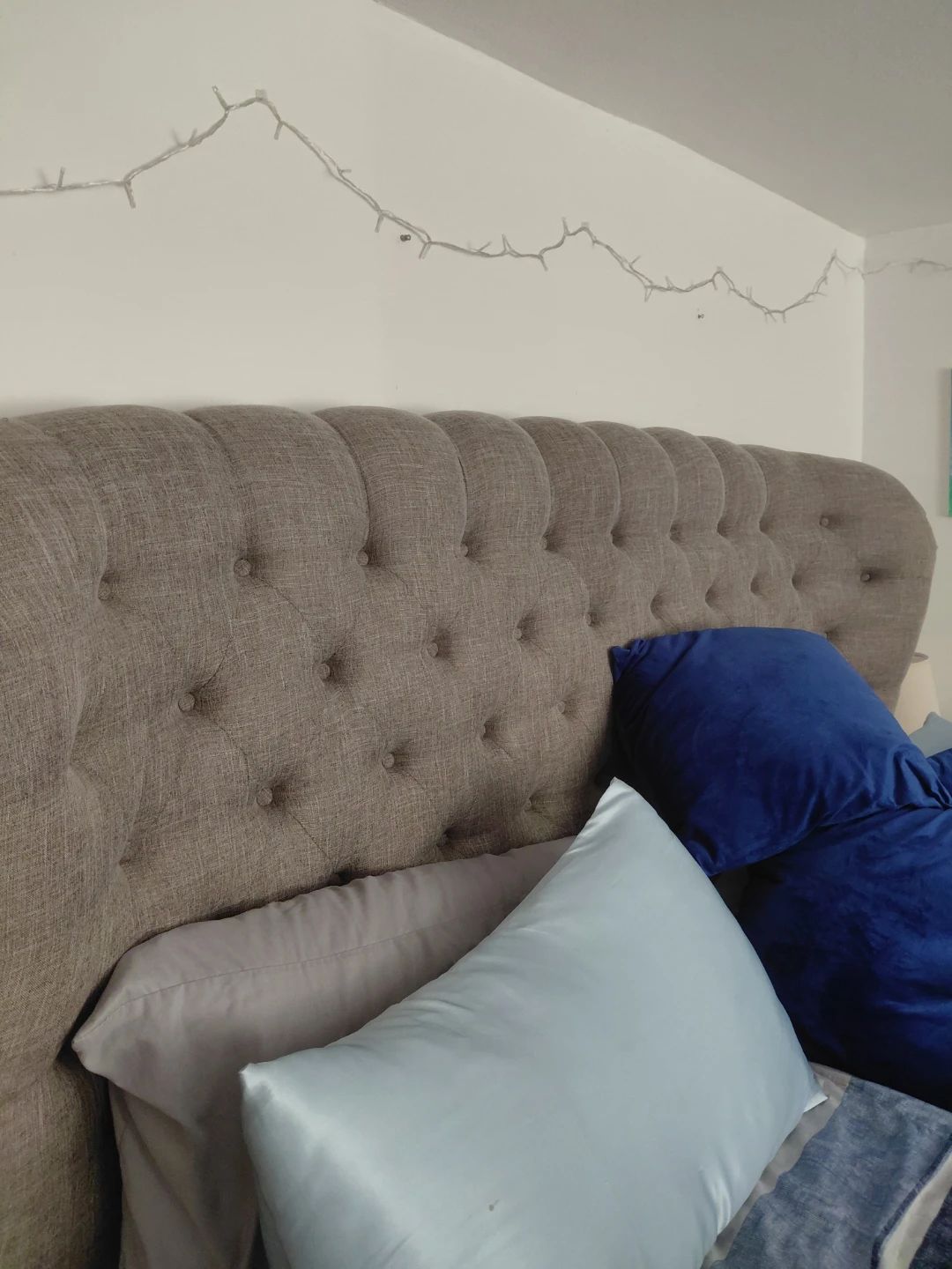 Tufted Upholstered Headboard with USB Ports - photo 3