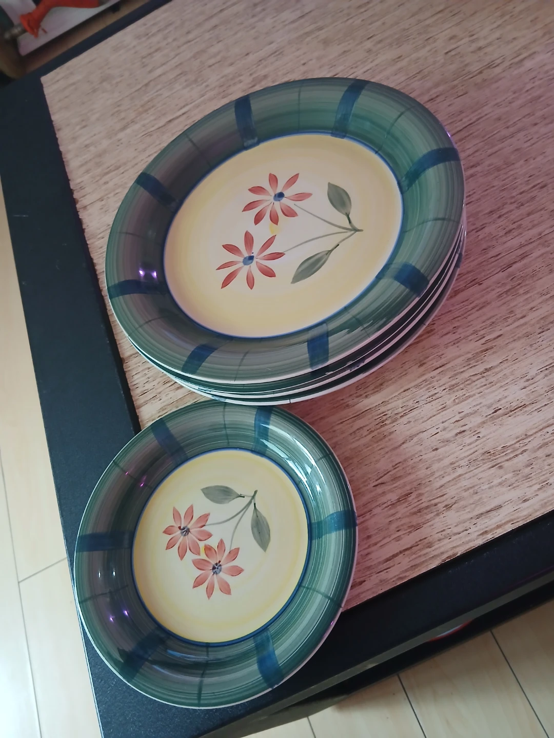 Set of 5 decorative plates with floral design