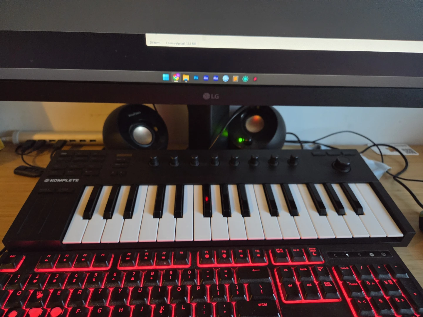 Native Instruments Komplete Kontrol M32 MIDI Keyboard – 32 Keys