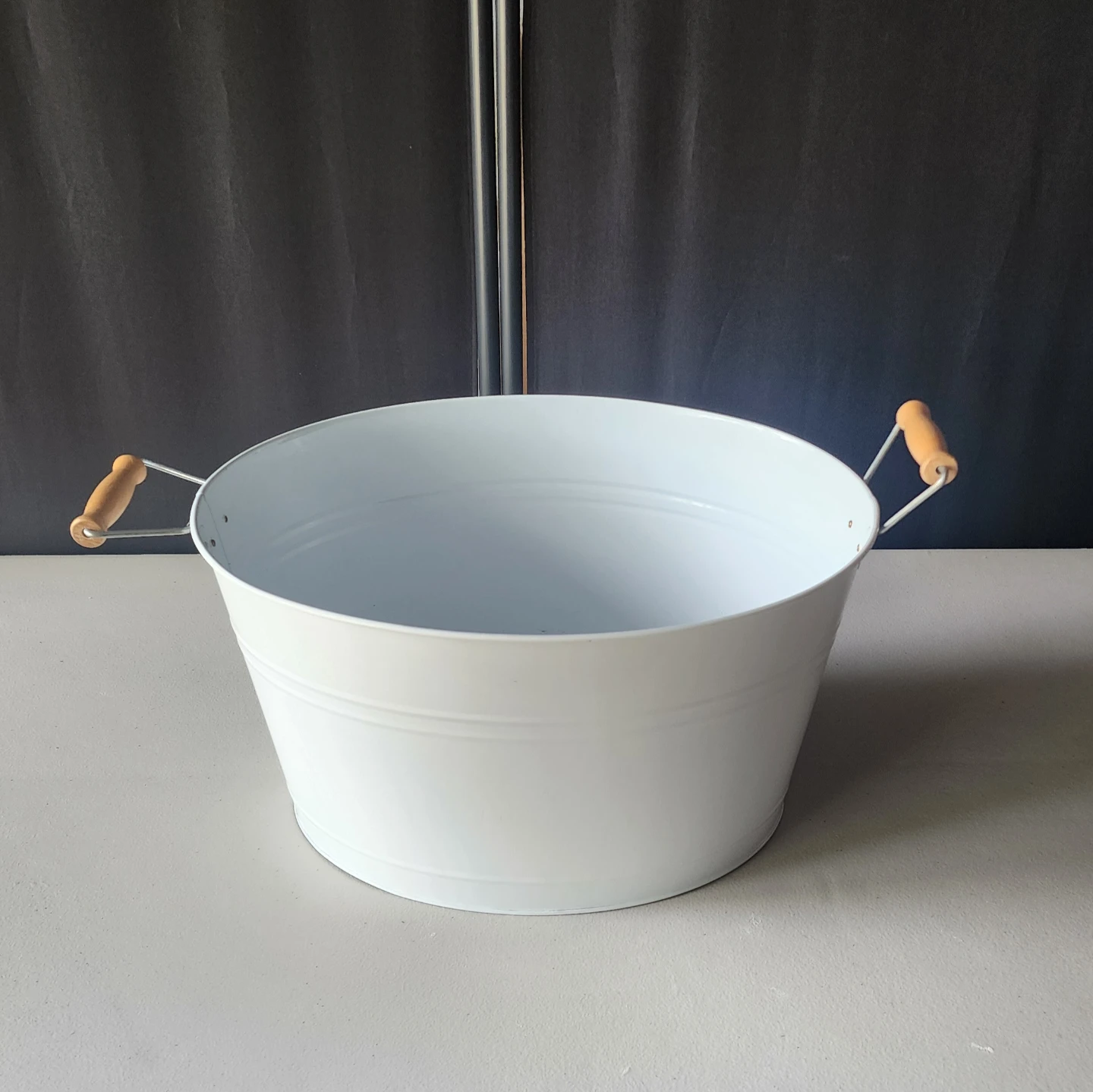 Two White Tubs with Wooden Handles - photo 2