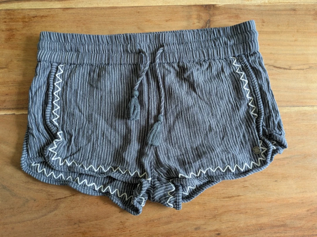 Roxy striped shorts with white embroidery - Size S